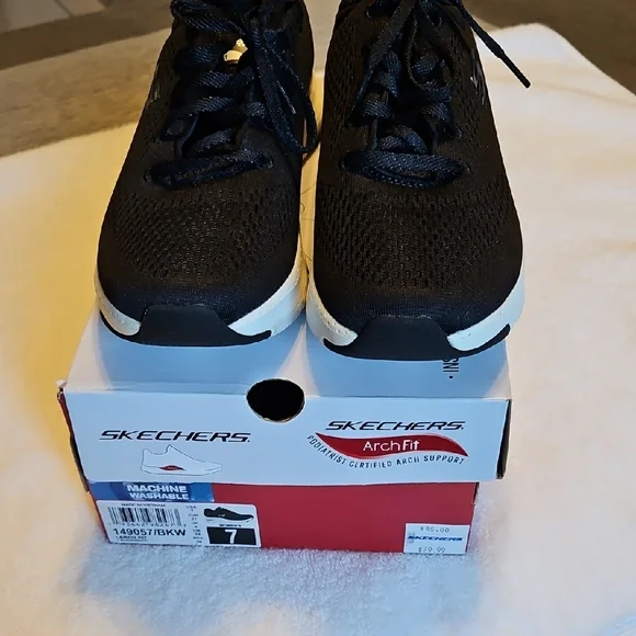 Skechers Arch Fit Red Box - Picture 2 of 11